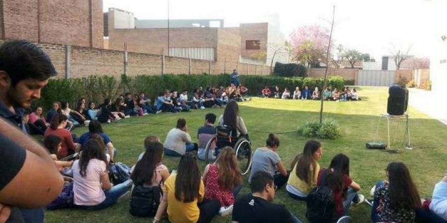 Alumnos de la Universidad Católica rechazan nuevos aumentos