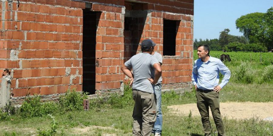 Reanudaron la construcción de las viviendas en comunidad aborigen de La Lola