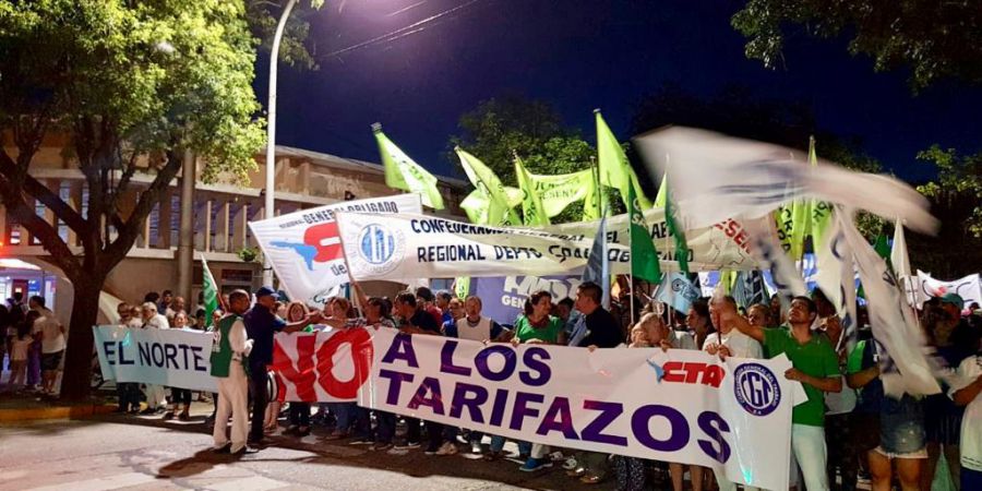 Nutrida marcha manifestándose en contra de los tarifazos