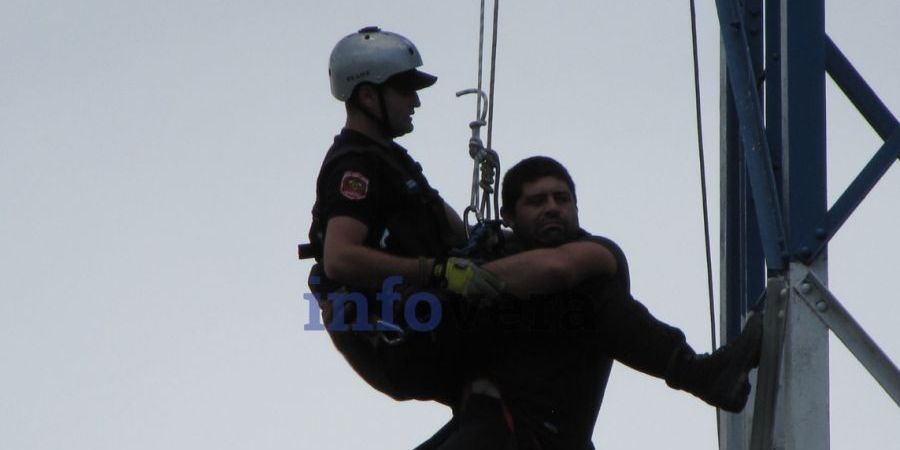 En reclamo por su cesantía, un bombero amenazó con tirarse desde una antena