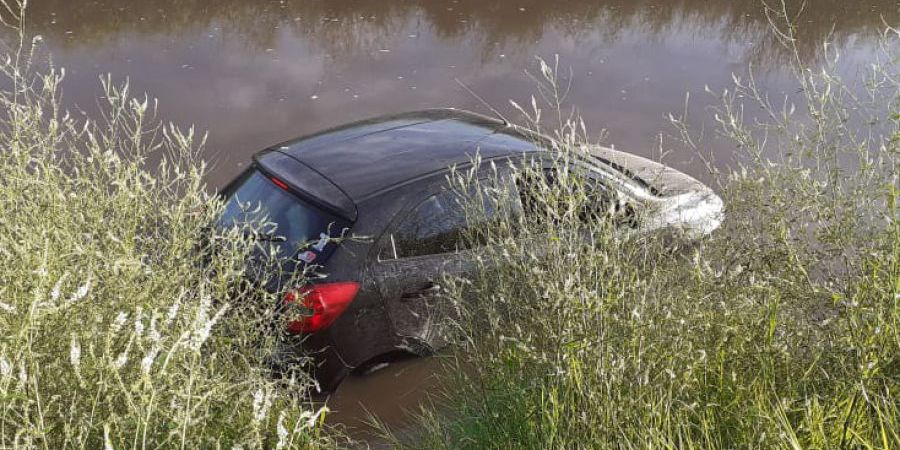 Un auto terminó en un canal de desagüe cerca de El Bonete