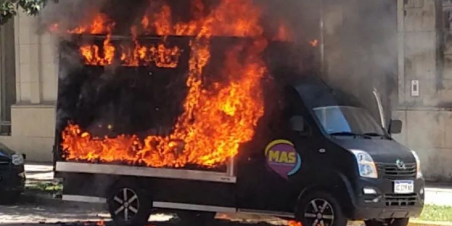 Se incendió un camión con pantallas led de publicidad