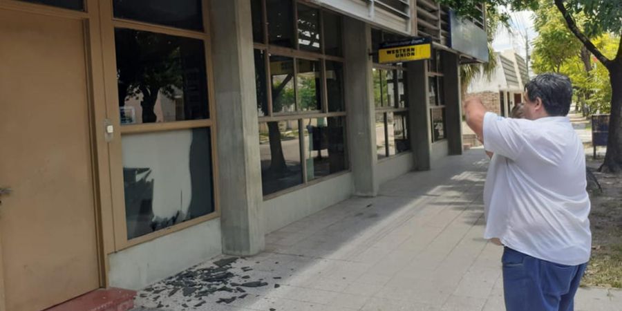 Reconquista: Le retuvieron la moto y de bronca rompió el vidrio del correo