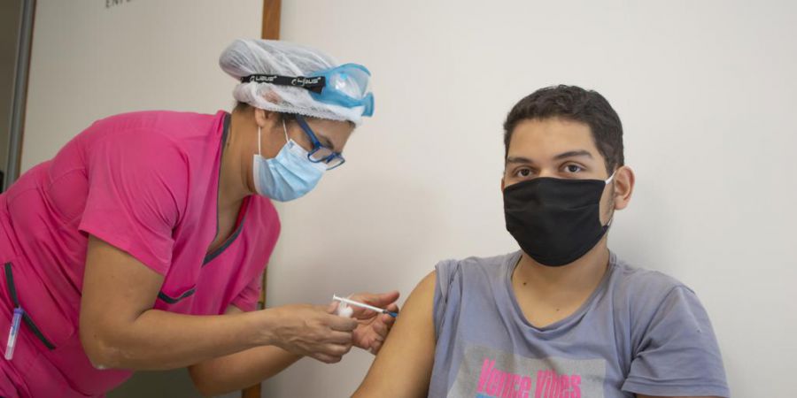 Comenzó la vacunación a menores de 18 años con factores de riesgo