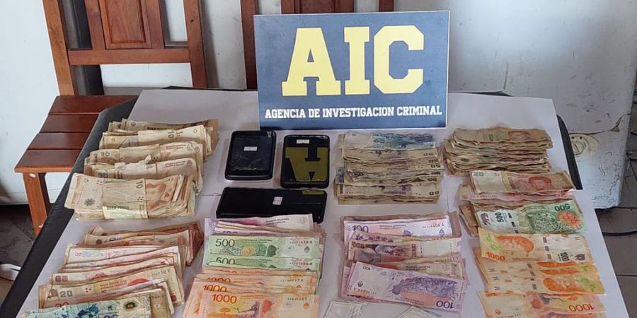 Villa Ocampo: La AIC allano dos domicilios y detuvo a tres personas por narcomenudeo.