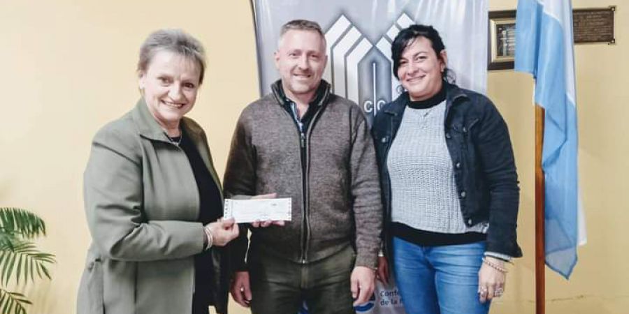 Claudio Tessini hizo entrega de un aporte económico al Centro Comercial de Malabrigo