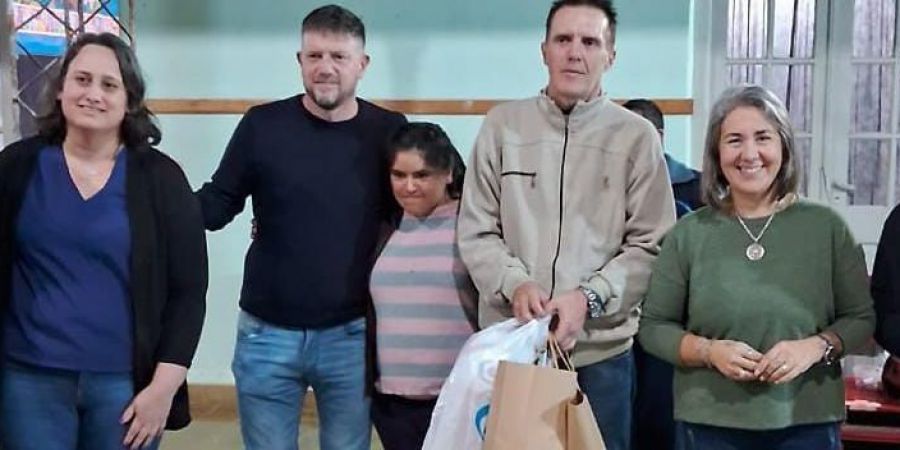 Luciano Galiani y Soledad Zalazar hicieron entrega de equipamiento deportivo a una escuela de adultos