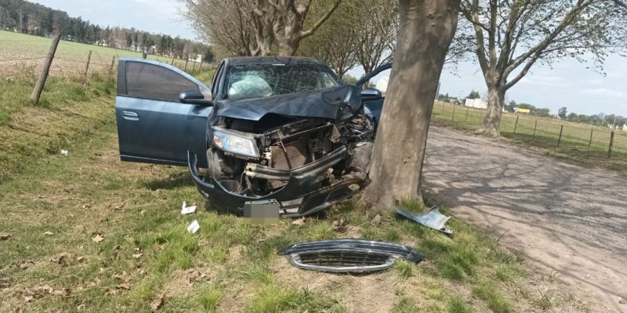 El conductor de un auto perdió el control e impactó contra un arbol