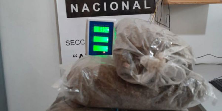 En moto llevaban marihuana y fueron detenidos