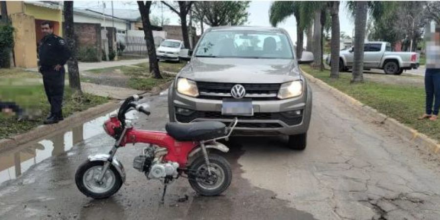 Dos adolescentes en moto chocaron con una camioneta. Uno de ellos terminó en el hospital