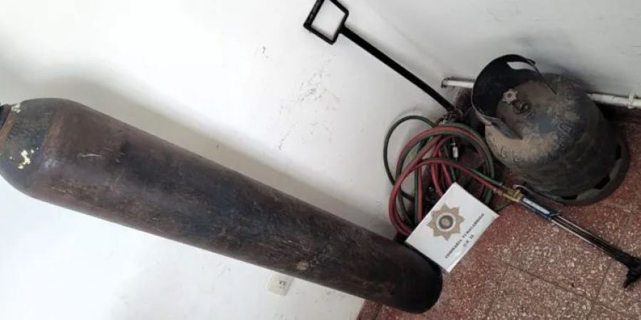 Atraparon a dos hombres que estaban desmantelando un vagón