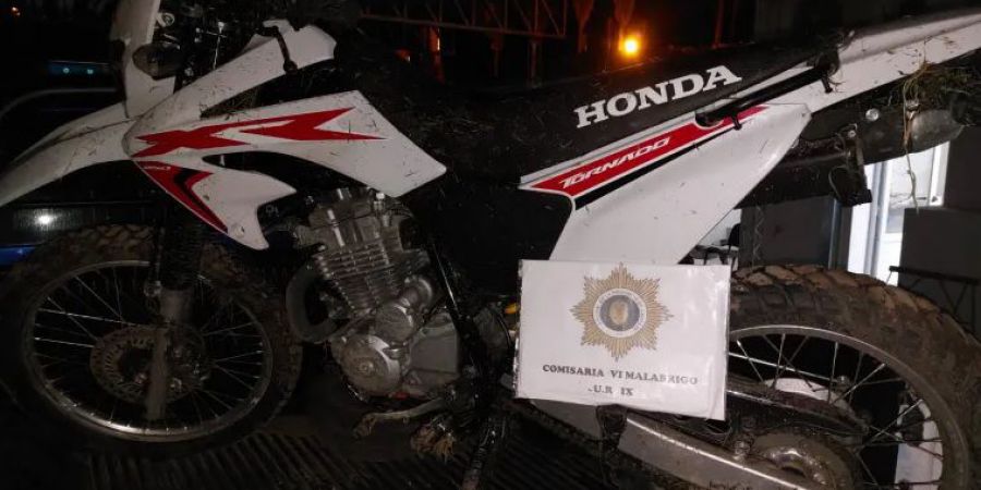 Delincuente de La Gallareta, robó una moto en Reconquista y lo atraparon en Malabrigo. La policía le incautó la motocicleta y cocaína