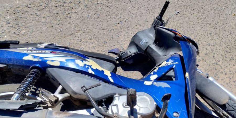 Menores en moto chocaron una camioneta estacionada