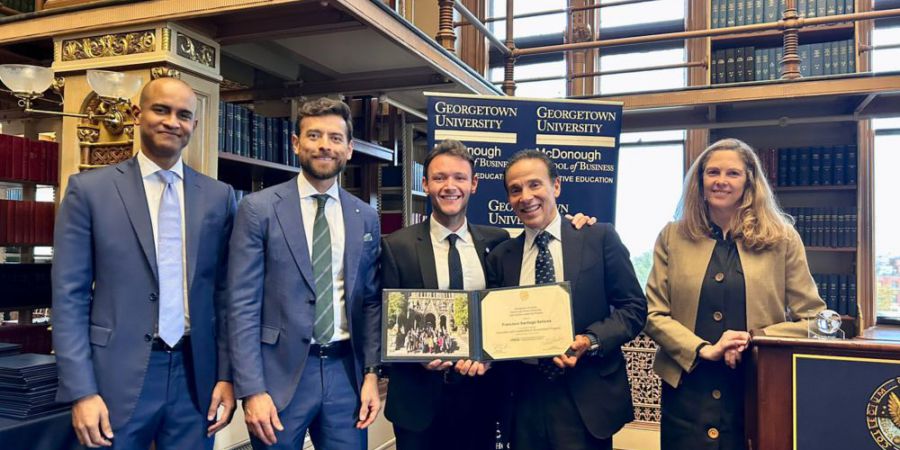 Francisco Sellarés, graduado en Innovación y Liderazgo en Gobierno en Washington D. C.