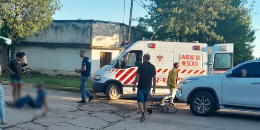 Chocaron una bici y una camioneta